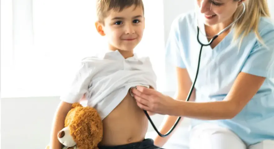 NNW szkolne a szpital: Czy polisa pokryje pobyt dziecka?