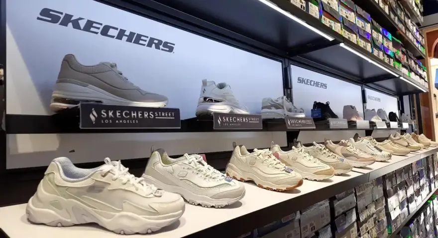 Skechers to znana firma obuwnicza. Na półkach sklepowych prezentowane są różnorodne modele butów tej marki, od sportowych po casualowe.