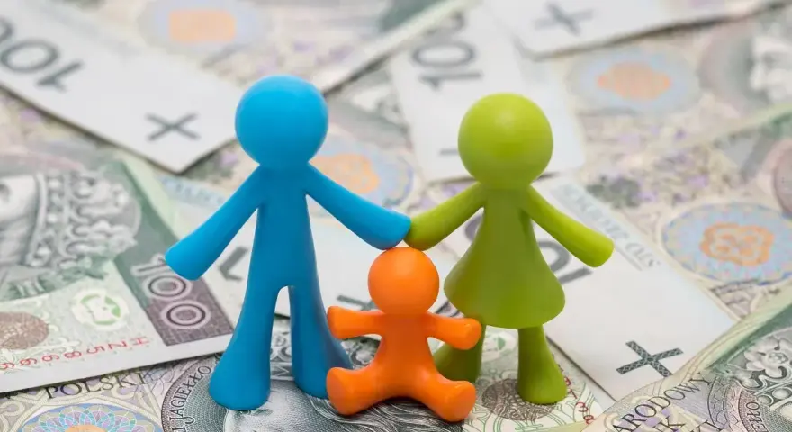 Figurki rodziny na tle polskich banknotów. Zastanawiasz się, rodzinne ile wynosi wsparcie?