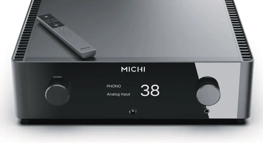 Elegancki wzmacniacz Rotel Michi X3 z pilotem. Wyświetlacz pokazuje "PHONO Analog Input 38".