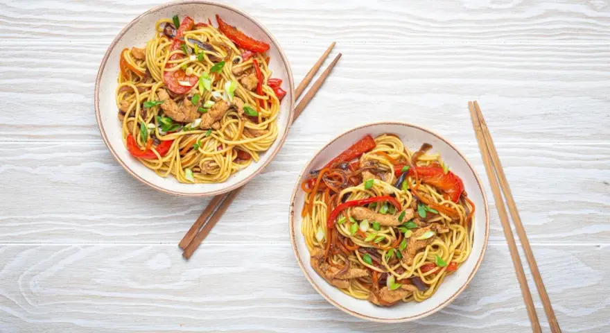 Makaron Chow Mein: Skład, Lo Mein, wybór i przepis. Poznaj sekrety!