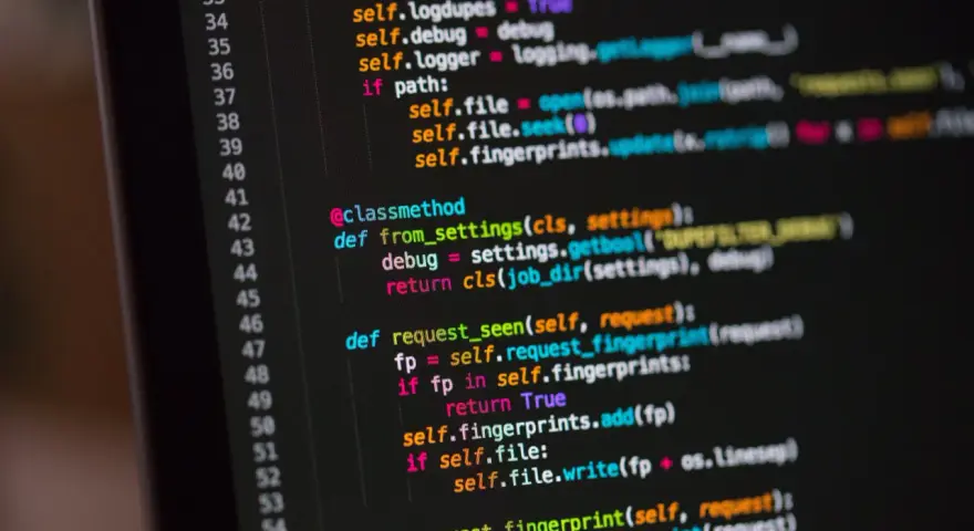 Codezeilen in der Python-Programmiersprache, die auf einem dunklen Bildschirm angezeigt werden.