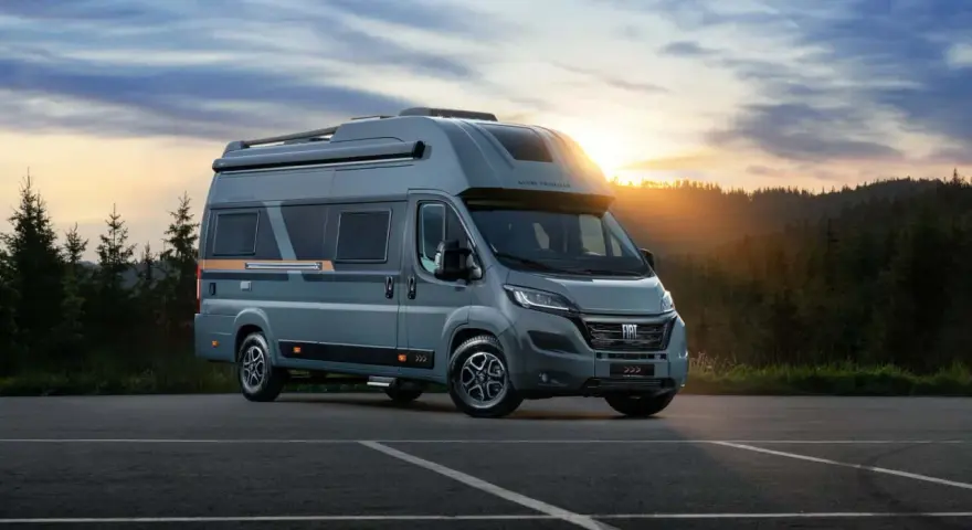 Nowy kamper dla emeryta, idealny na podróże po Europie. Szary Fiat Ducato z wygodnym wnętrzem, gotowy na przygody.