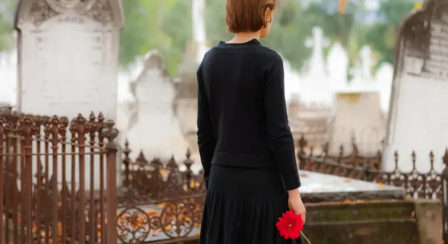 Pogrzeb: jak ubrać się z szacunkiem i bez gafy?