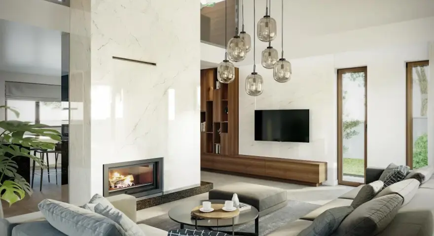 Nowoczesny salon z kominkiem i marmurową ścianą. Wygodna sofa i stolik kawowy tworzą przytulną przestrzeń. Projekt homekoncept 13 energo.