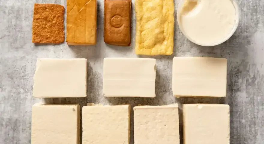 Różne rodzaje tofu: twarde, miękkie, wędzone i smażone. Z czego powstaje tofu? Z soi!