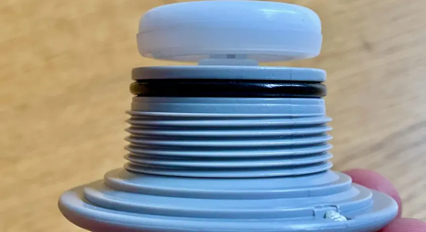 Ein zerlegtes Ventil mit Gewinde und schwarzem O-Ring. Das sup ventil undicht, daher die Demontage.