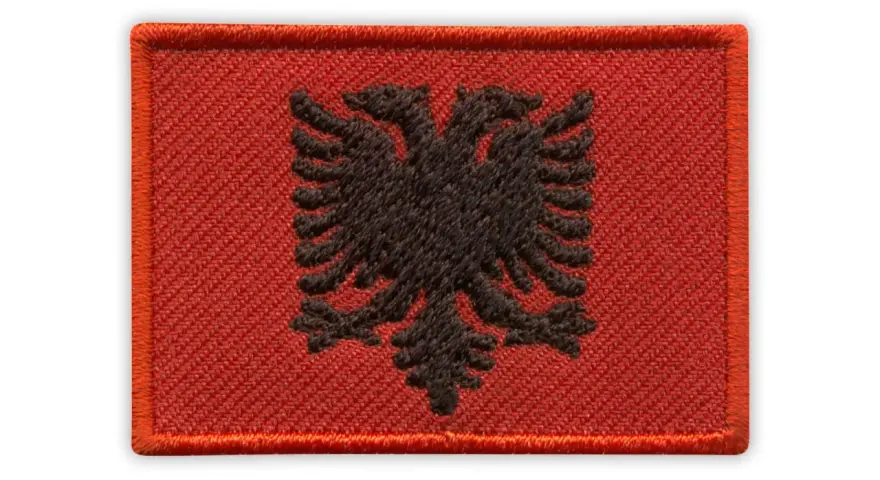 Naszywka z dwugłowym czarnym orłem na czerwonym tle – flaga Albanii.