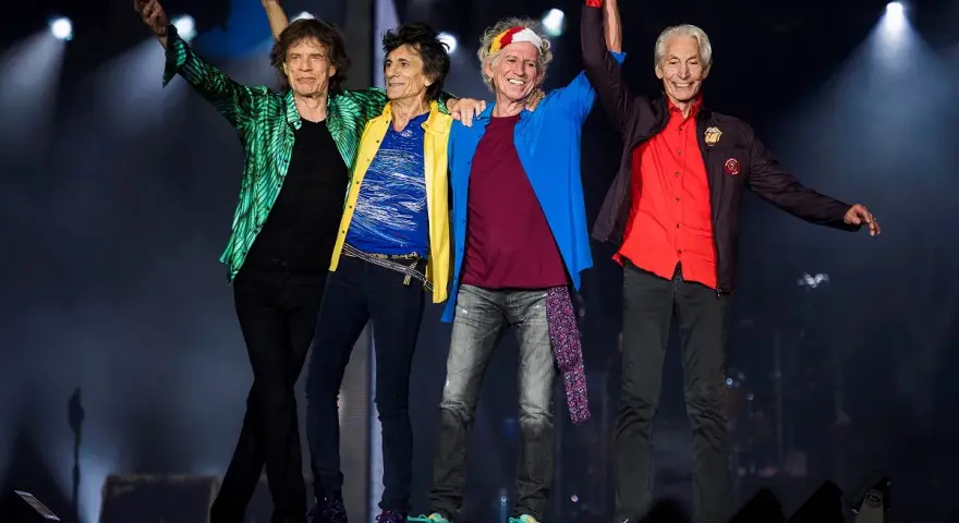 Die Rolling Stones, legendäre "midnight rambler", feiern auf der Bühne. Mick Jagger, Ronnie Wood, Keith Richards und Charlie Watts mit erhobenen Armen.