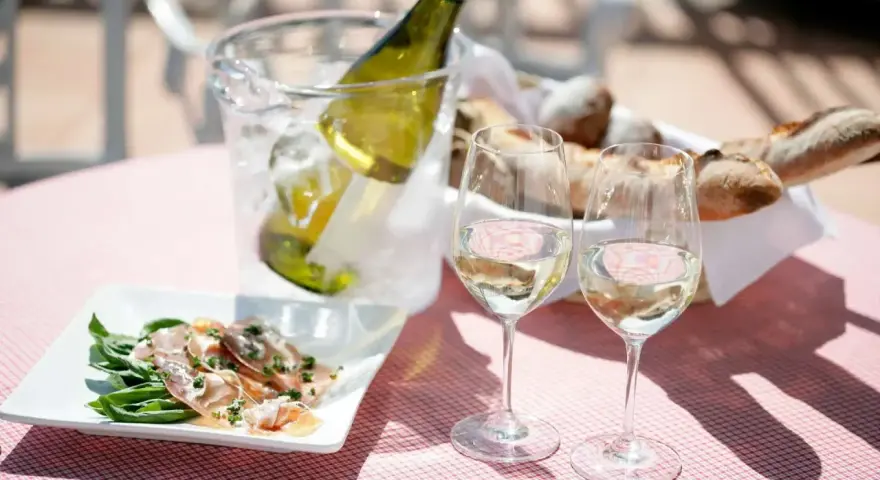 Idealne na letni dzień: schłodzony sauvignon blanc, jakie to wino, z przystawką i świeżym pieczywem.