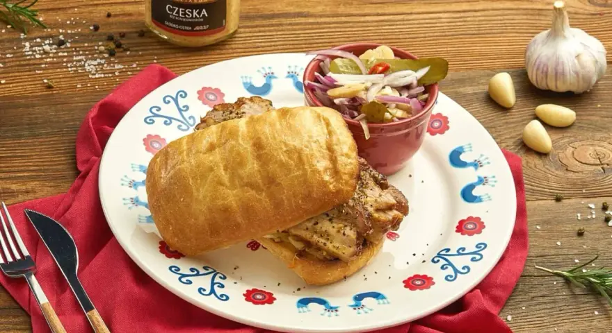 Pyszny BLT z czeską musztardą Prymat, podany z surówką i czosnkiem. Idealny na szybki obiad.