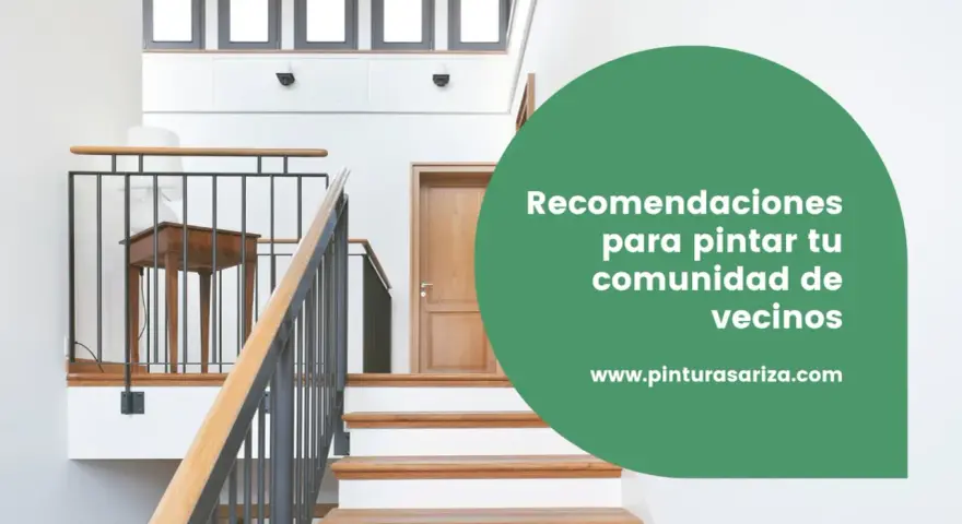 Escaleras modernas y puerta de madera. Texto verde: "Recomendaciones para pintar tu comunidad de vecinos".
