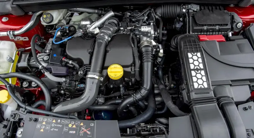 Silnik Renault Megane 4 1.5 dCi. Gdzie jest filtr paliwa? Szukaj go w okolicach pompy wtryskowej, pod osłonami.