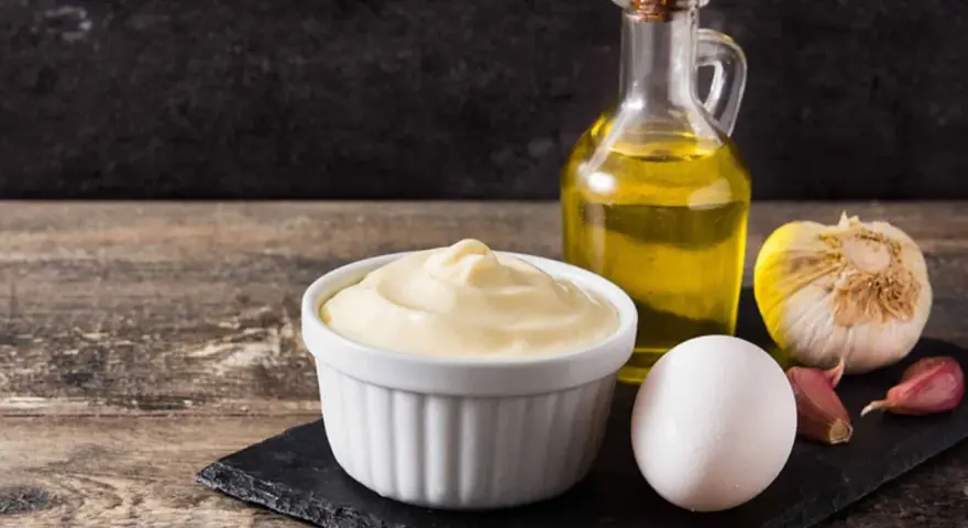 Cremige Aioli-Zutaten: Ei, Knoblauch, Olivenöl. Perfekt für die Schwangerschaft, wenn man auf rohe Eier verzichtet.