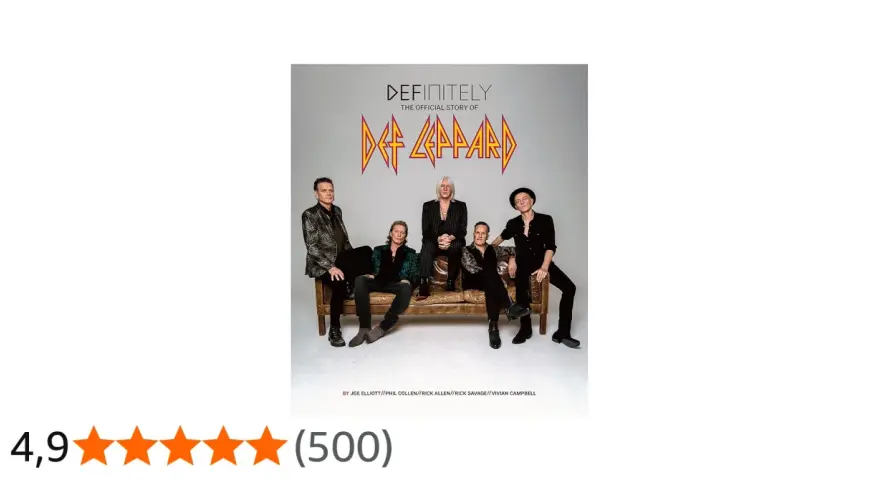 Okładka książki "Definitely: The Official Story of Def Leppard", z zespołem siedzącym na kanapie. Idealna dla fanów, którzy chcą poznać historię ich ulubionych **Def Leppard utwory**.