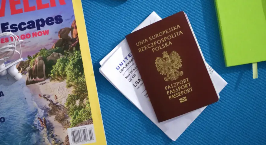 Polski paszport i bilet lotniczy, gotowe na podróż do Kanady. Wiza nie jest potrzebna dla obywateli UE.