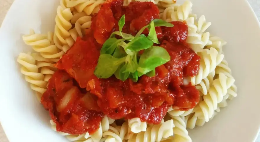 Fusilli z bogatym sosem passata pomidorowa, ozdobione świeżą zieleniną. Pyszne danie, które zadowoli każdego miłośnika włoskich smaków.