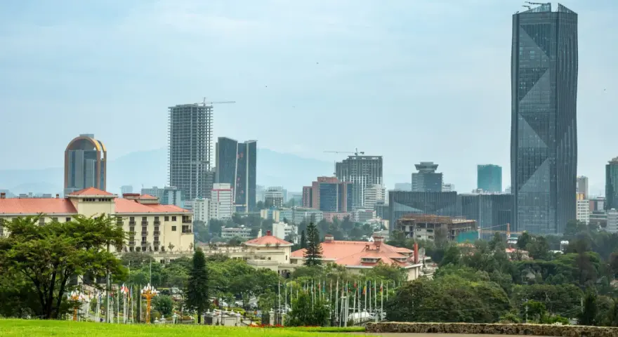 Etiopia miasto: nowoczesne wieżowce i tradycyjne budynki w otoczeniu zieleni.