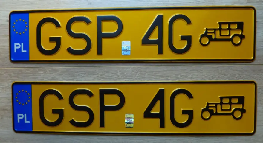 Dwie żółte rejestracje z napisem GSP 4G i symbolem starego samochodu.