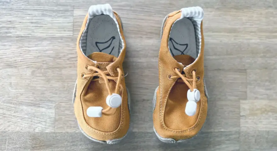 Braune Lauflernschuhe mit Schnürung und Gummizug. Ideal für die ersten Schritte, ab wann sie gebraucht werden, hängt vom Kind ab.