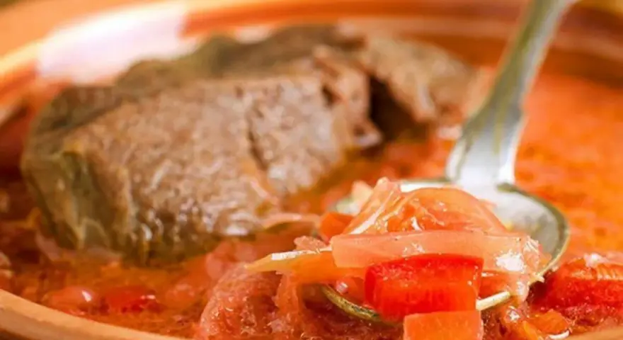 Un saporito spezzatino di manzo in un brodo rosso con verdure. Perfetto per le tue sorra di manzo ricette.
