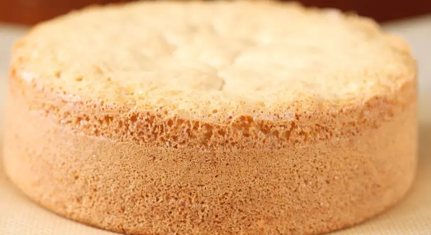 Idealny biszkopt z 4 jaj z mąką ziemniaczaną, puszysty i lekki. Idealny do tortów i deserów.