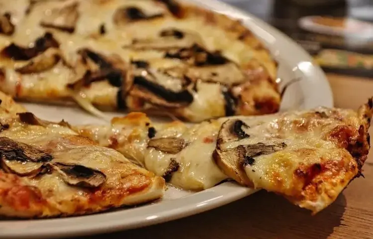Pizza 42 cm: Ile kalorii? Sprawdź, co podbija Twój wynik!