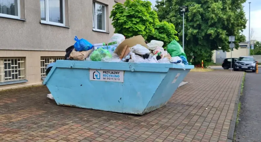Kontener na śmieci pełen worków i odpadów, z napisem "Przyjazny Recykling". Data: 16 02 14.