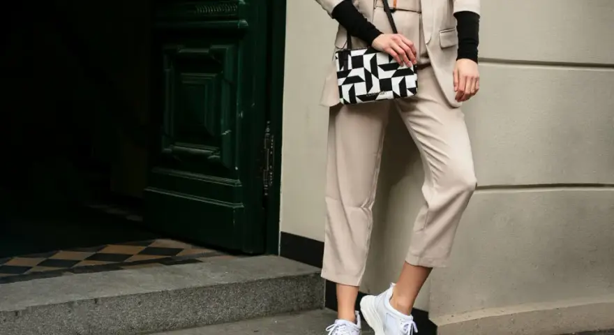 Jaką bluzkę do kremowych spodni wybrać, by wyglądać stylowo?
