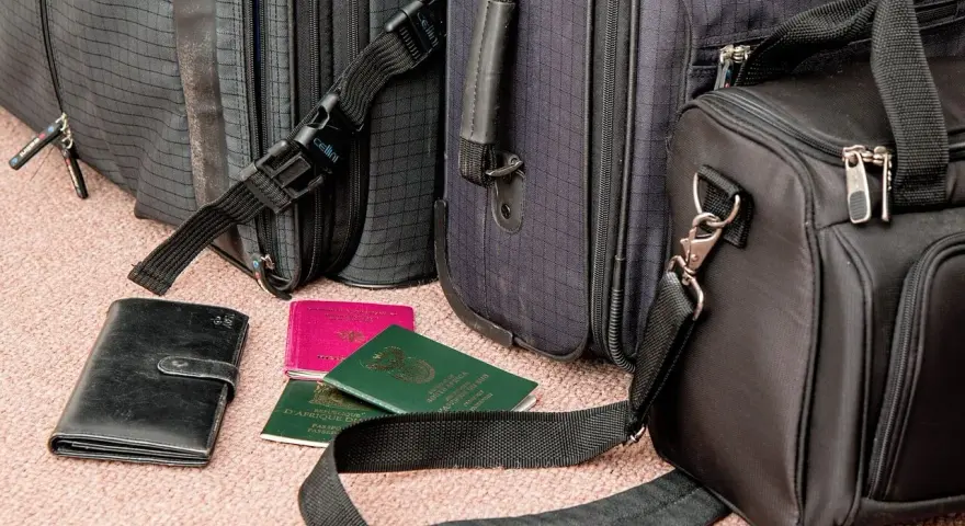 Walizki, torba podróżna i paszporty. Czy trzeba oddać stary paszport? Zależy od przepisów kraju.