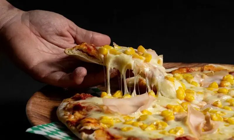 Sekret ciągnącej pizzy: jaki ser wybrać? Poradnik eksperta.