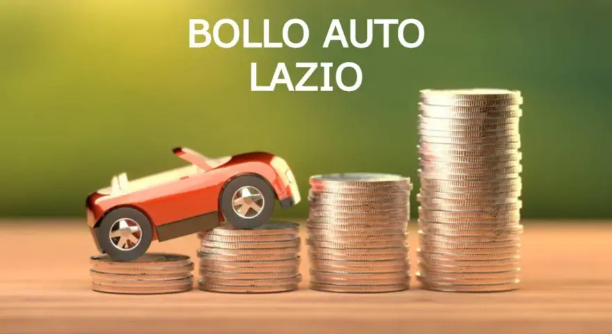 Macchinina rossa su pile di monete, con testo "BOLLO AUTO LAZIO". Il costo del bollo auto nel Lazio è rappresentato da queste monete.