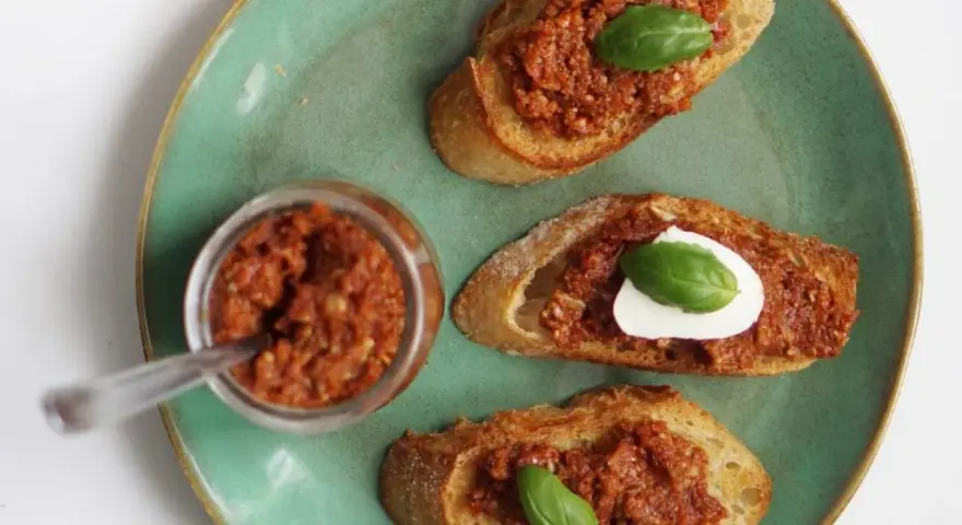 Pyszne bruschetty z domowym pesto pomidorowym, idealne na szybką przekąskę. Oto jak zrobić pesto pomidorowe!