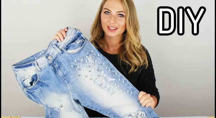 Jak zrobić modne jeansy DIY? Odmień stary denim krok po kroku!