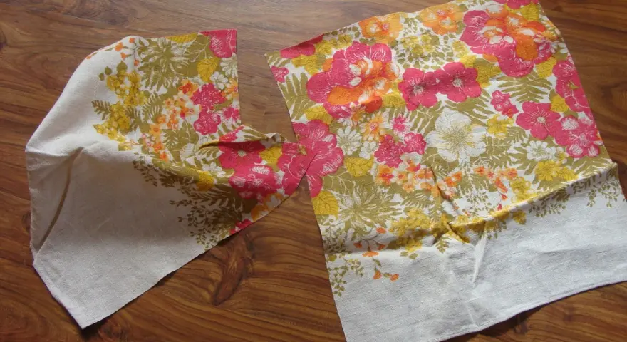 Kwiatowy materiał, gotowy na kimono wykrój. Różowe, żółte i pomarańczowe kwiaty na lnianym tle.