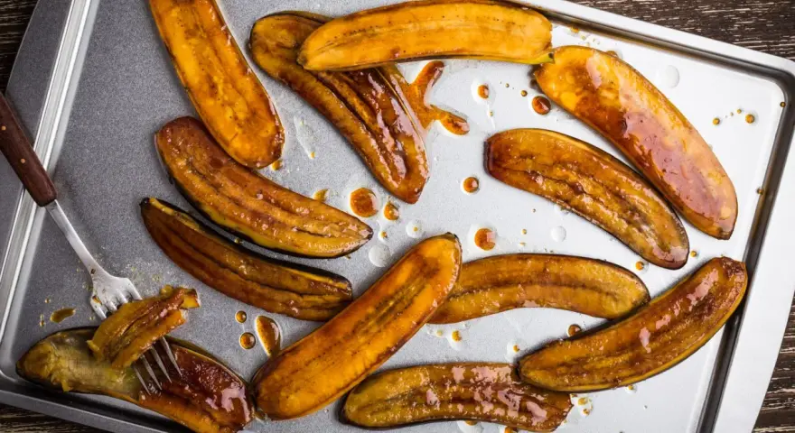 Banane mature caramellate su teglia, perfette per ricette veloci e golose.