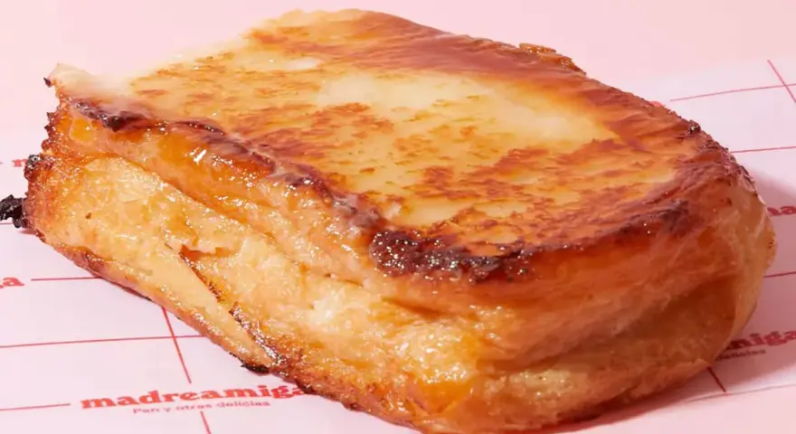 Torrijas al horno doradas y jugosas, con un glaseado brillante que invita a probarlas.