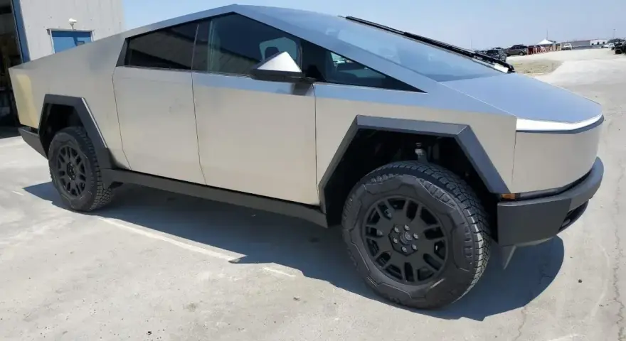 Futurystyczny Tesla Cybertruck na betonowym placu. Zastanawiasz się nad jego tesla cybertruck cena?