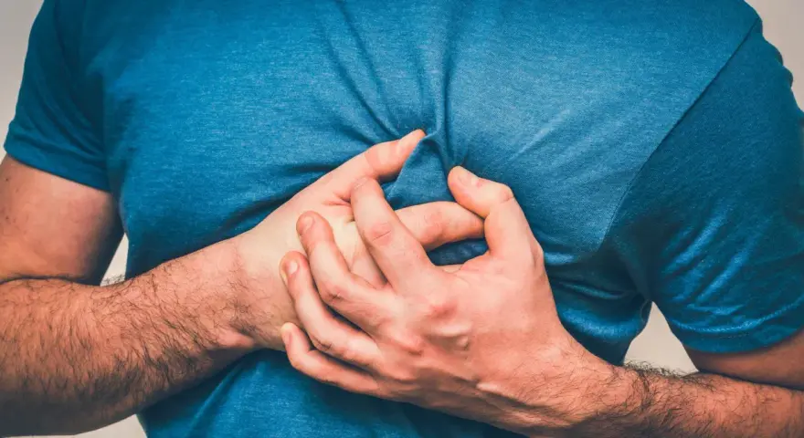 Ból pod lewą łopatką: Kiedy to alarm? Od mięśni po zawał serca