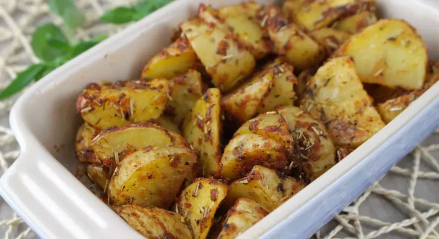 Patatas al microondas, doradas y crujientes, con hierbas aromáticas. Un aperitivo rápido y delicioso.