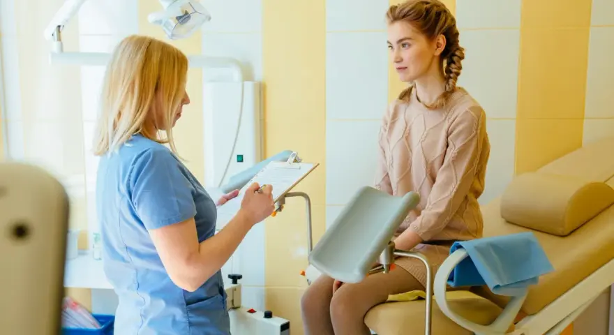 Lekarka omawia z pacjentką wyniki cytologii, która wykazała plamienie.