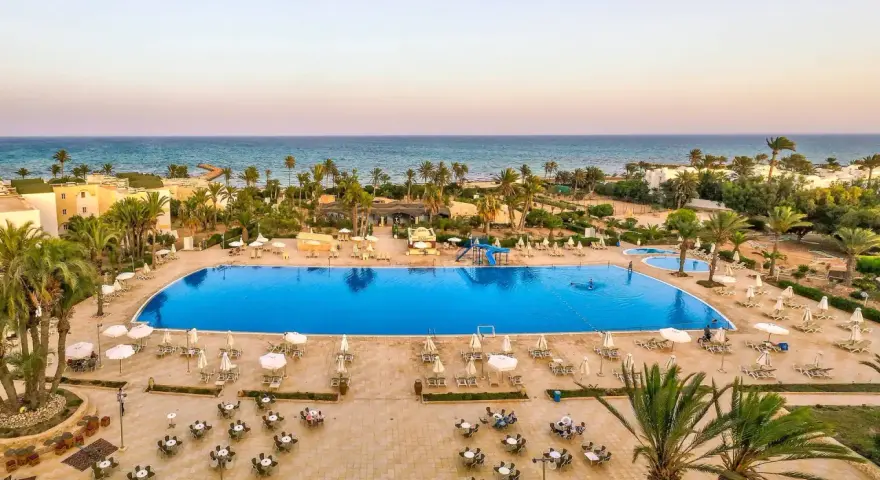 Basen hotelowy na Djerbie, idealny na wakacje. Dobre djerba castille opinie potwierdzają urok tego miejsca.