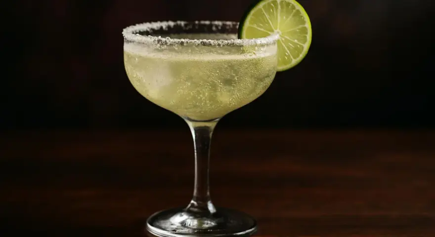 En svalkande margarita med saltkant och lime, perfekt för ett enkelt margarita recept.