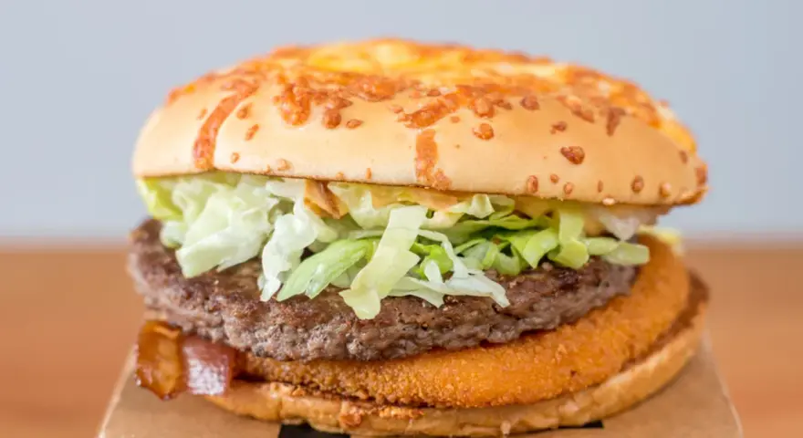 Burger Drwala z serem, sałatą, bekonem i panierowanym kotletem.
