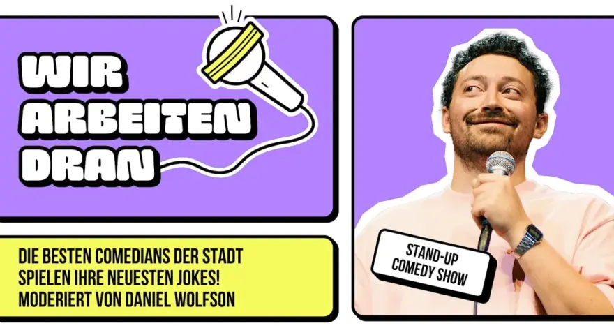 Ein lachender Berliner Comedian hält ein Mikrofon. Daneben steht "Wir arbeiten dran" und "Stand-Up Comedy Show".
