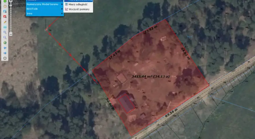 Geoportal: pomiar powierzchni działki 3413.44 m² (34.13 a) z zaznaczonymi bokami 23.92 m, 37.43 m, 52.40 m, 63.54 m.
