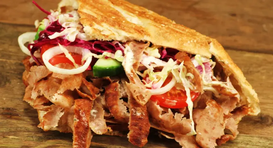 Kebab: Niezdrowy mit czy fakt? Poznaj składniki i zdrowsze opcje.