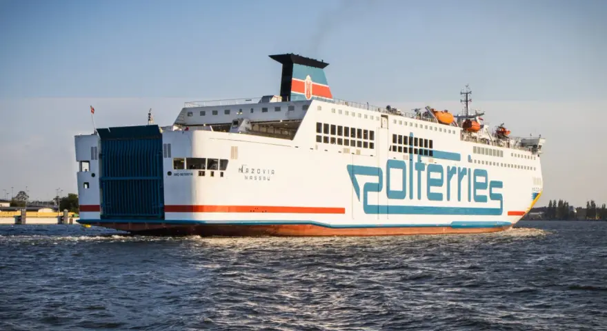 Prom "Mazovia" Polferries wypływa z portu Świnoujście.