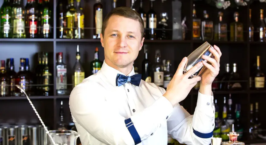 Ile zarabia barman w Gdańsku? Zaskakujące fakty o wynagrodzeniach