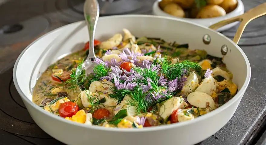 En härlig gryta med grönsaker, ägg och örter, perfekt för ett Ernst recept. Serveras med kokt potatis.